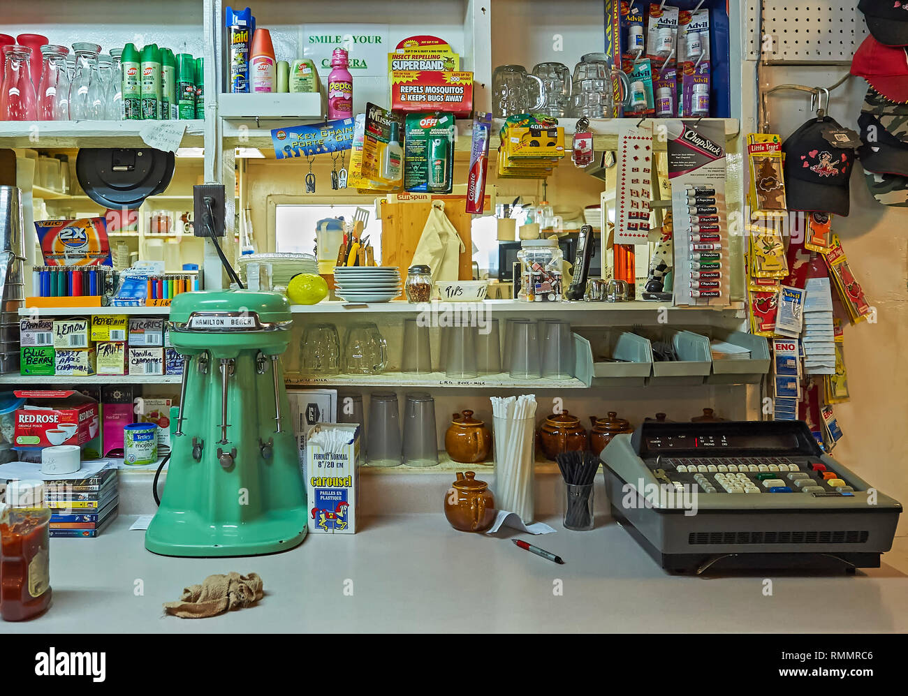 Hanceville, British Columbia, Canada - Luglio 4, 2012: molto organizzato contatore interno Lee's Corner Ristorante e negozio Foto Stock
