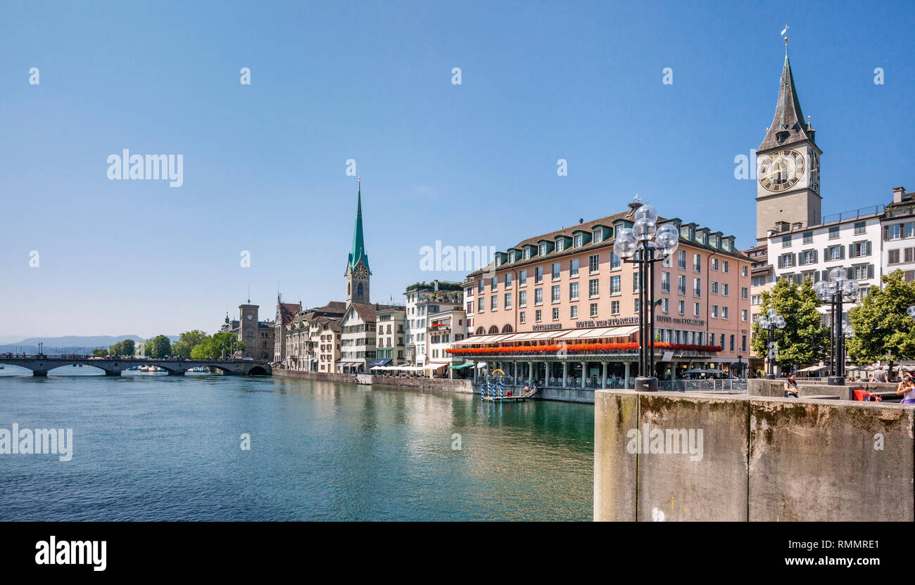 La Svizzera, nel Cantone di Zurigo, la vista della città vecchia di Zurigo dal fiume Limmat con la prominente Storchen Hotel, San Pietro e la Chiesa Fraumünster Churc Foto Stock