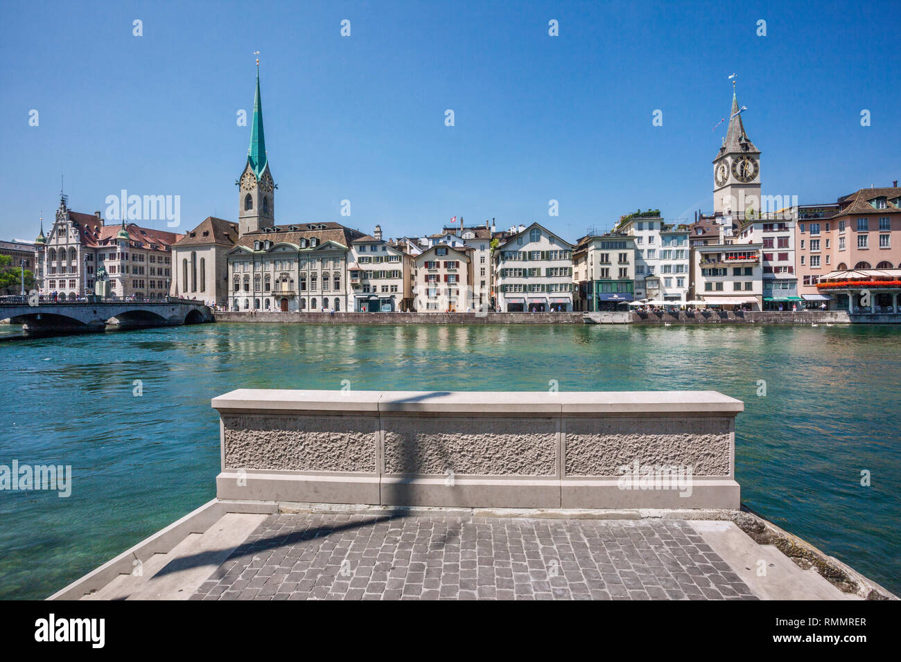 La Svizzera, nel Cantone di Zurigo, la vista della città vecchia di Zurigo con il fiume Limmat, il Wühre riverfront e San Pietro e Fraumünster chiese in backg Foto Stock