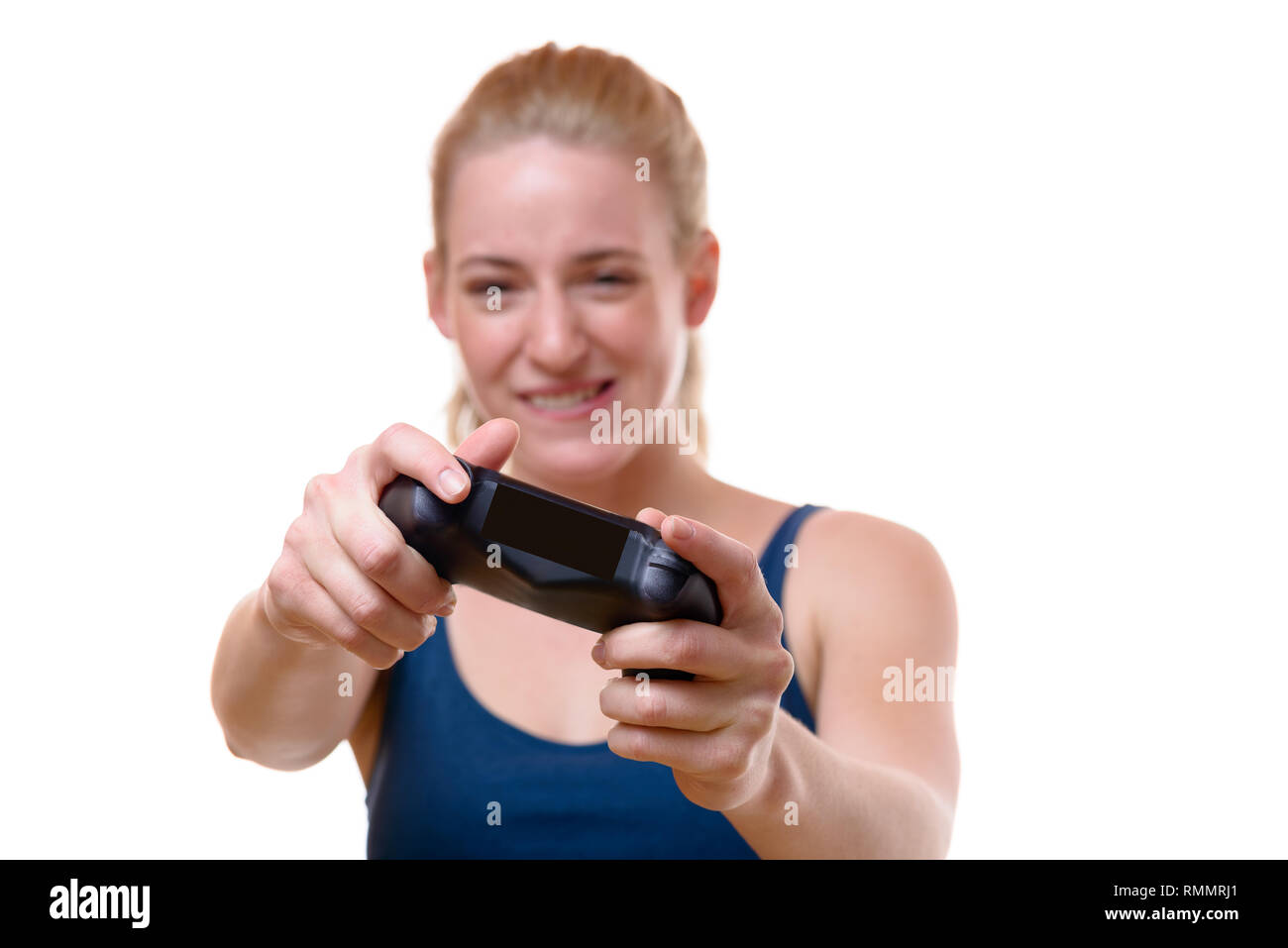 Attraente giovane donna per giocare con i videogiochi in possesso di una console di controllo esteso verso la telecamera con un sorriso isolato su bianco Foto Stock