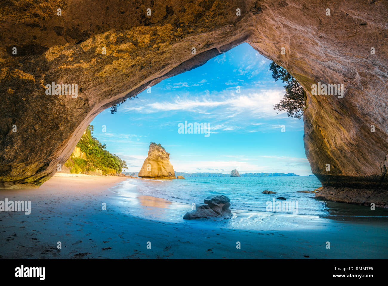 Vista dalla grotta presso la cattedrale cove beach,coromandel,Nuova Zelanda Foto Stock