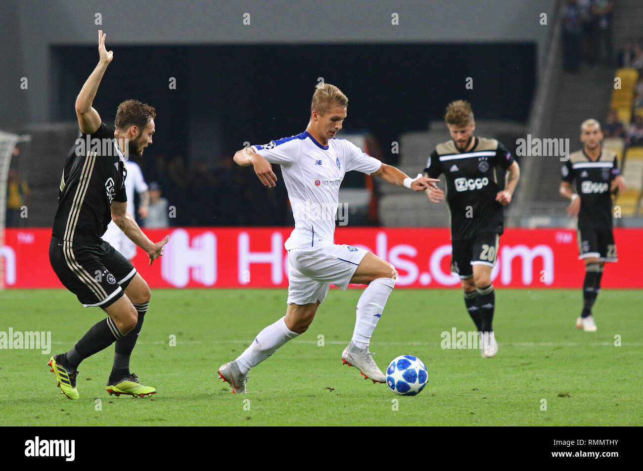 Kiev, Ucraina - 28 agosto 2018: Vladyslav Supriaha di FC Dynamo Kyiv (in bianco) controlla una palla durante la UEFA Champions League play-off contro di gioco Foto Stock