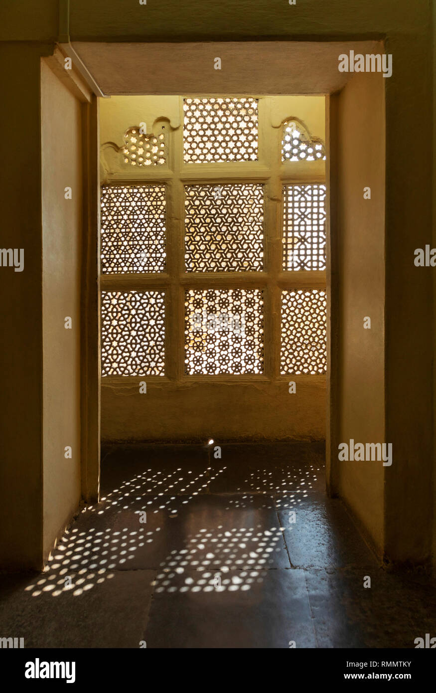 Luce proveniente attraverso la finestra fine design, Udaipur, Rajasthan Foto Stock