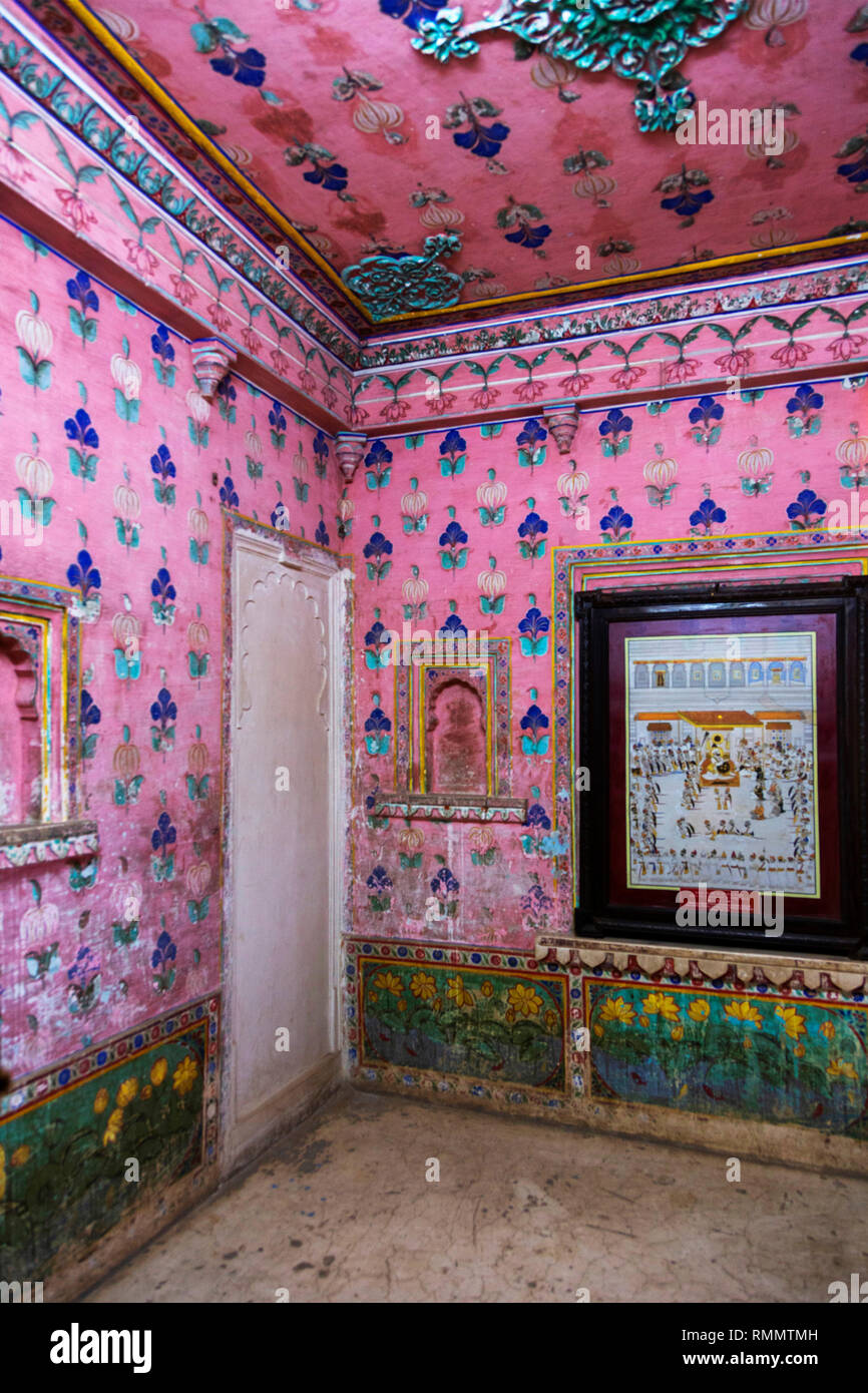 Rosa modelli a parete, City Palace di Udaipur, Rajasthan Foto Stock