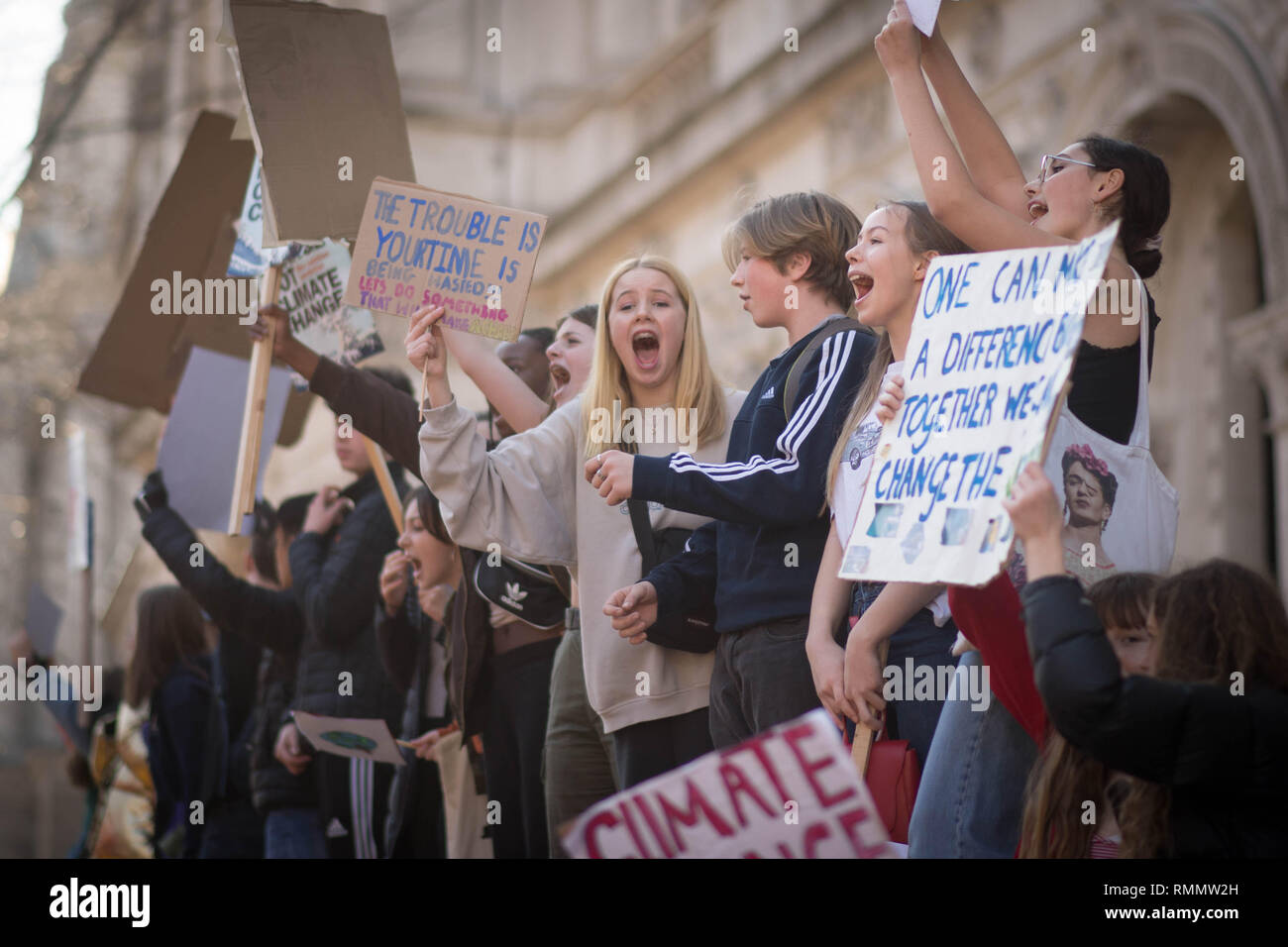 Gli studenti della gioventù Strike 4 Clima movimento durante un cambiamento climatico protesta sulla piazza del parlamento di Westminster a Londra. Foto Stock