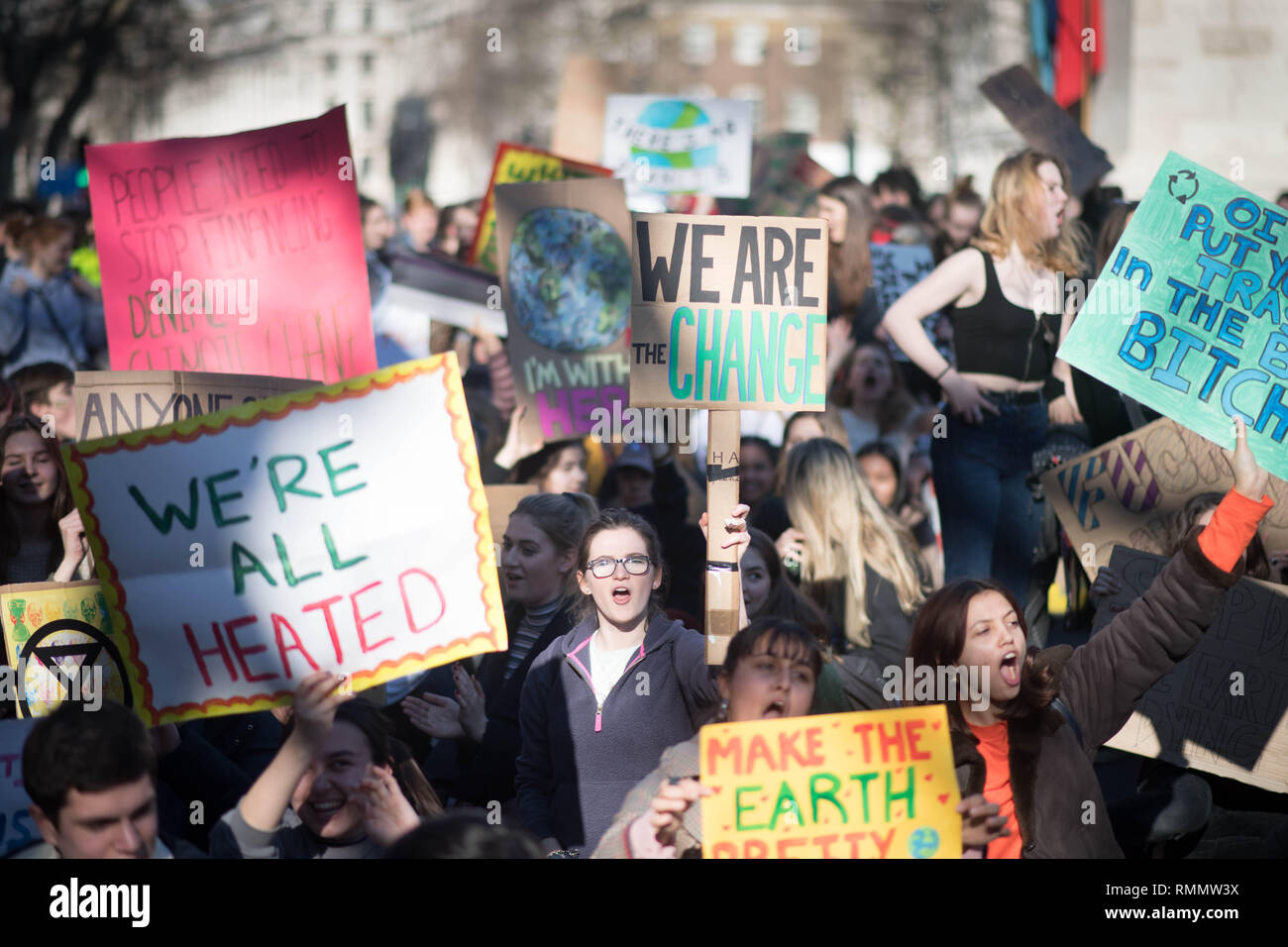 Gli studenti della gioventù Strike 4 Clima movimento durante un cambiamento climatico protesta sulla piazza del parlamento di Westminster a Londra. Foto Stock