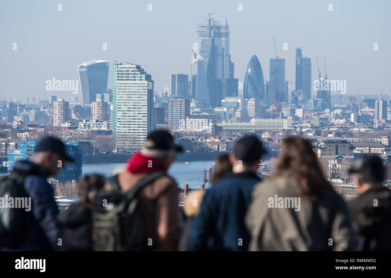 Le persone godono della vista sullo skyline di Londra da Greenwich Park, Londra del sud. Forecasters hanno previsto un altro giorno di tempo caldo il venerdì dopo unseasonably clima mite ha visto il più caldo il giorno di San Valentino in più di venti anni il giovedì con un massimo di 16.1C (61F) registrate nella cittadina gallese di Bala, Gwynedd. Foto Stock