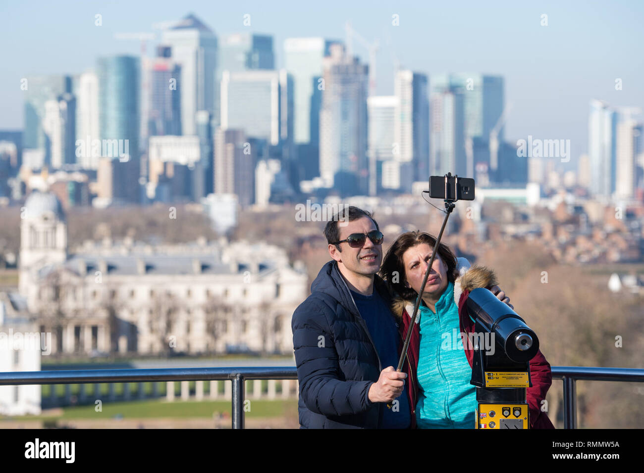 Due persone si prendono una selfie come essi godere il sole nel parco di Greenwich, Londra del sud. Forecasters hanno previsto un altro giorno di tempo caldo il venerdì dopo unseasonably clima mite ha visto il più caldo il giorno di San Valentino in più di venti anni il giovedì con un massimo di 16.1C (61F) registrate nella cittadina gallese di Bala, Gwynedd. Foto Stock