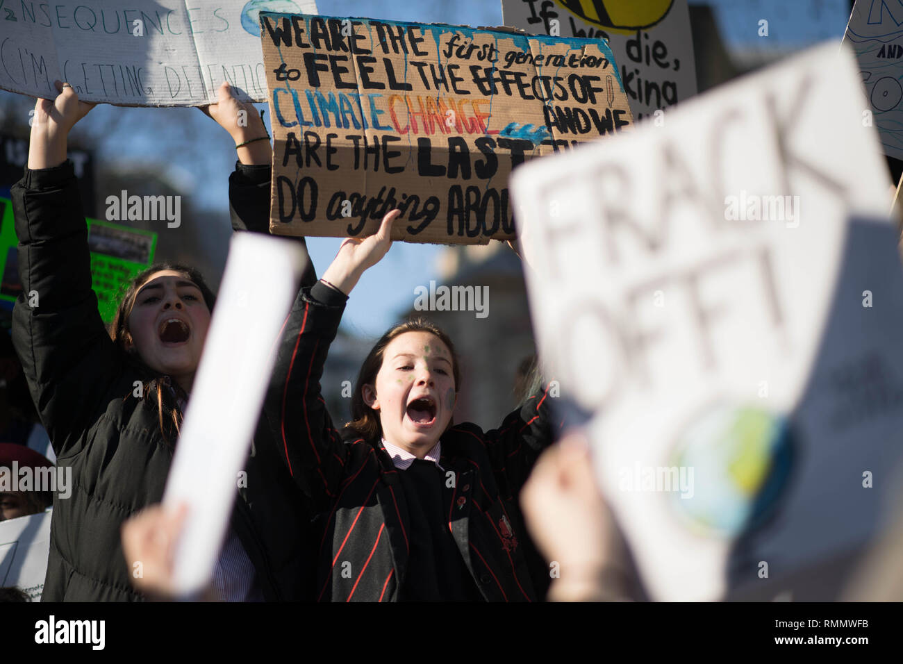 Gli studenti della gioventù Strike 4 Clima movimento durante un cambiamento climatico protesta sulla piazza del parlamento di Westminster a Londra. Foto Stock