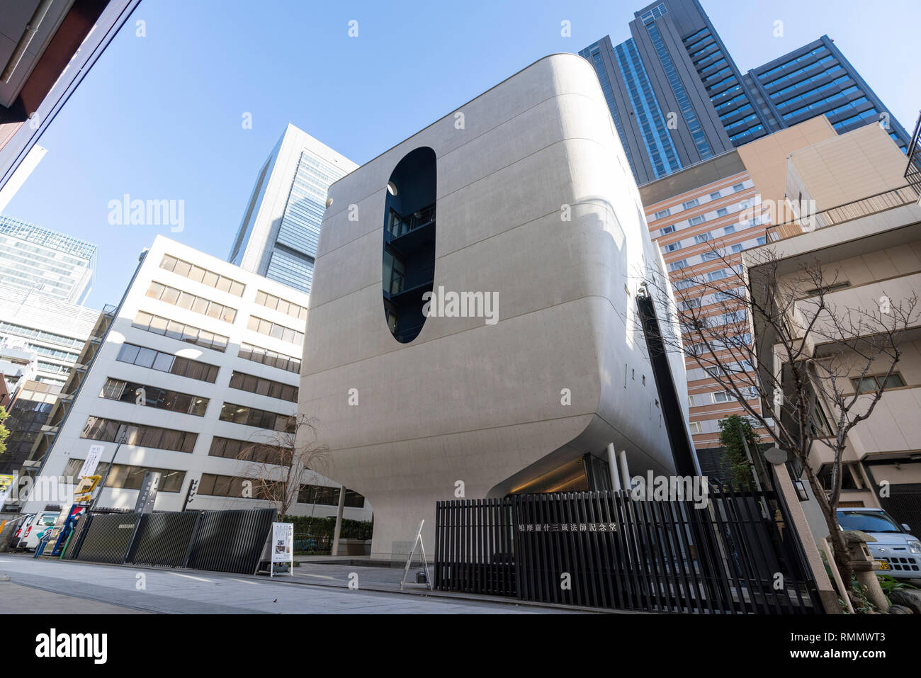 Shinjuku Ruriko-in Byakurenge-do, costruito nel 2014, progettato da Kiyoshi Sey Takeyama + Amorphe, Shibuya-Ku, Tokyo, Giappone Foto Stock