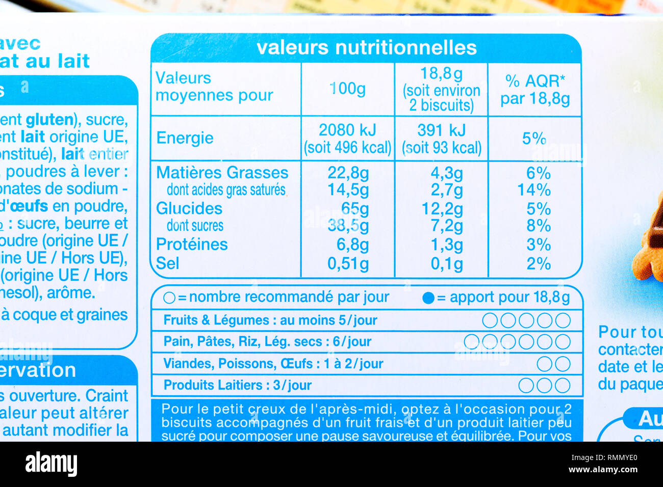 Valore nutrizionale su una scatola di biscotti. Etichettatura nutrizionale Foto Stock