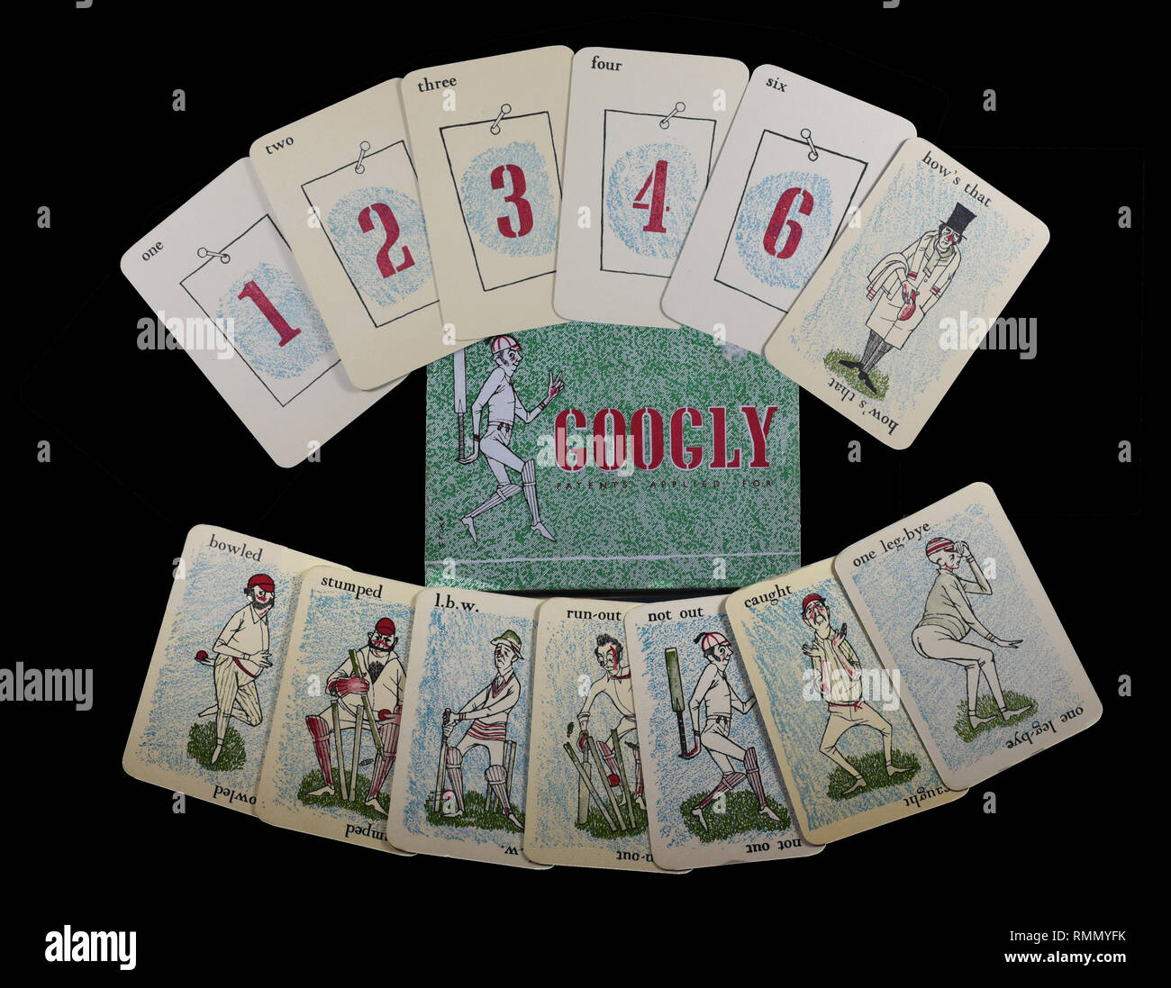 Set completo di vintage cricket gioco di scheda di GOOGLY da Smith & Hallam Ltd di Londra. Isolato su sfondo nero con le carte a ventaglio. Foto Stock