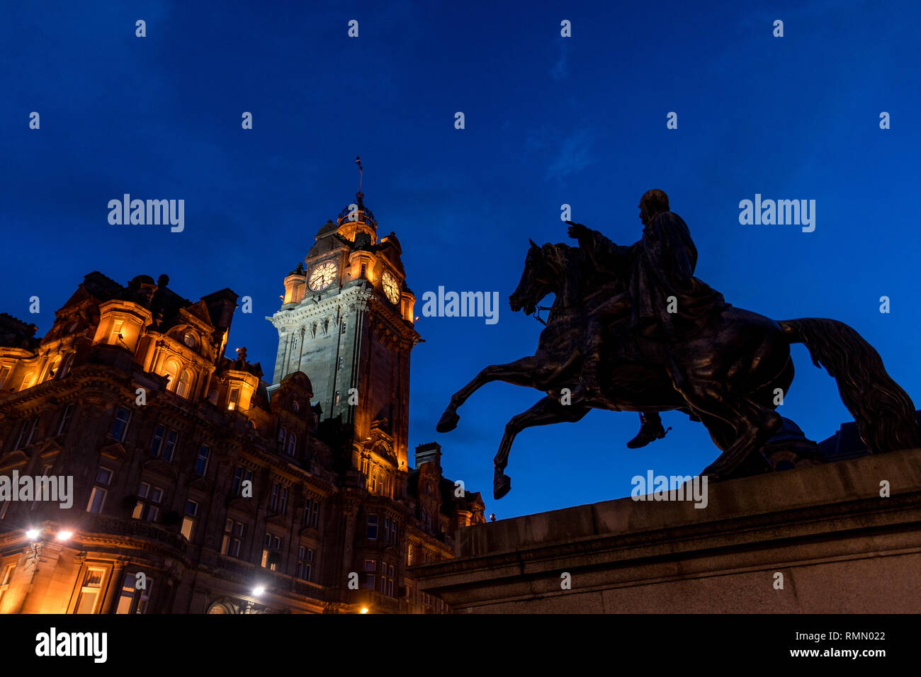Il Balmoral con rider statua al blue ora in Edinburgh Foto Stock