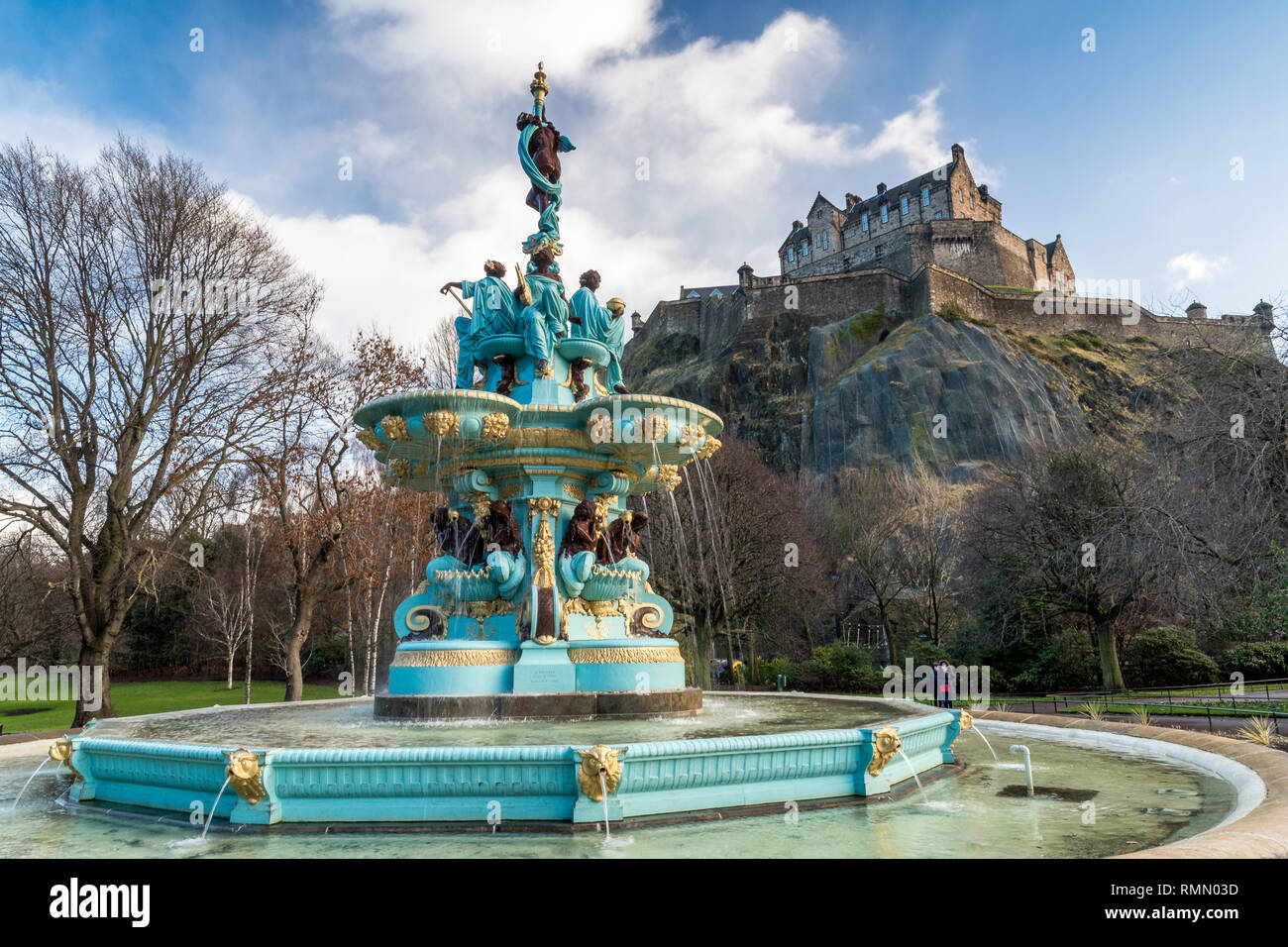 Ross fontana con il Castello di Edimburgo a ovest di Princes Street Gardens Foto Stock
