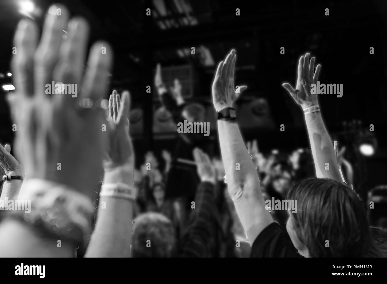 Eindhoven, Paesi Bassi,26-gen-2019:persone con mani divertirsi ascoltando la musica sul palco durante un concerto,questo è un concerto annuale con diversi artisti Foto Stock