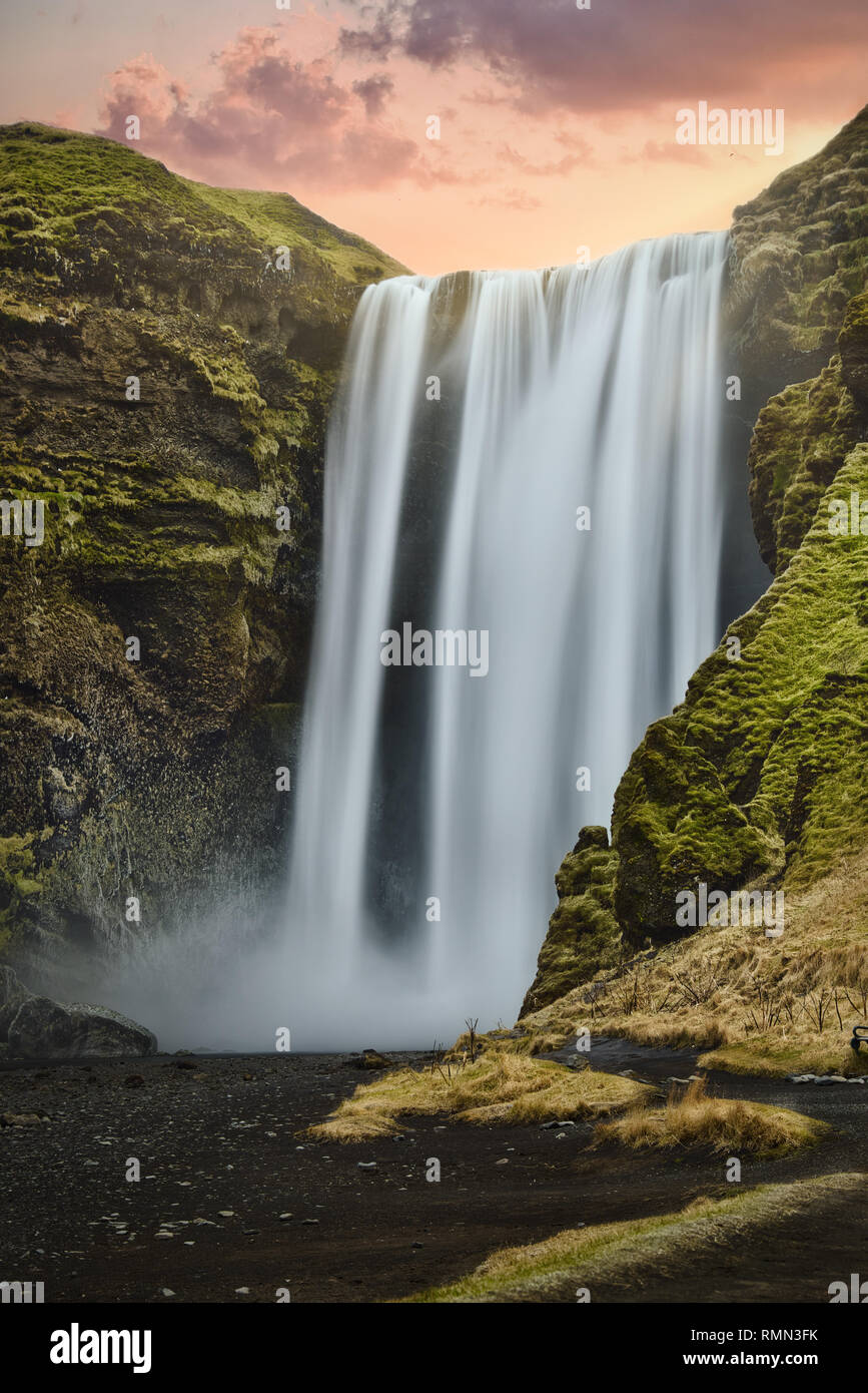 Foto del Skogafoss al tramonto in Islanda Foto Stock