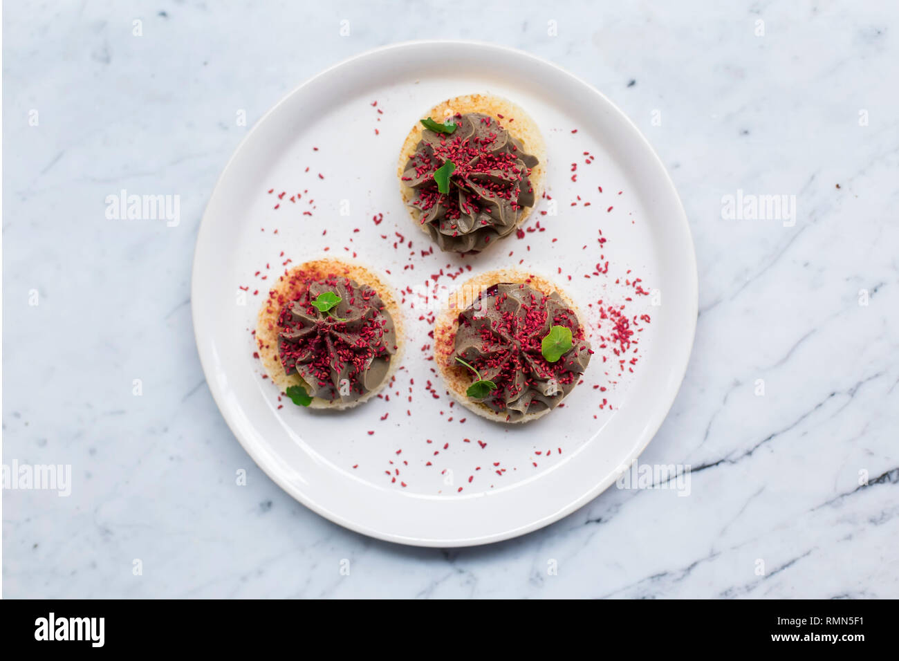 Round di fegato di pollo patè piccoli morsi sulla piastra Foto Stock