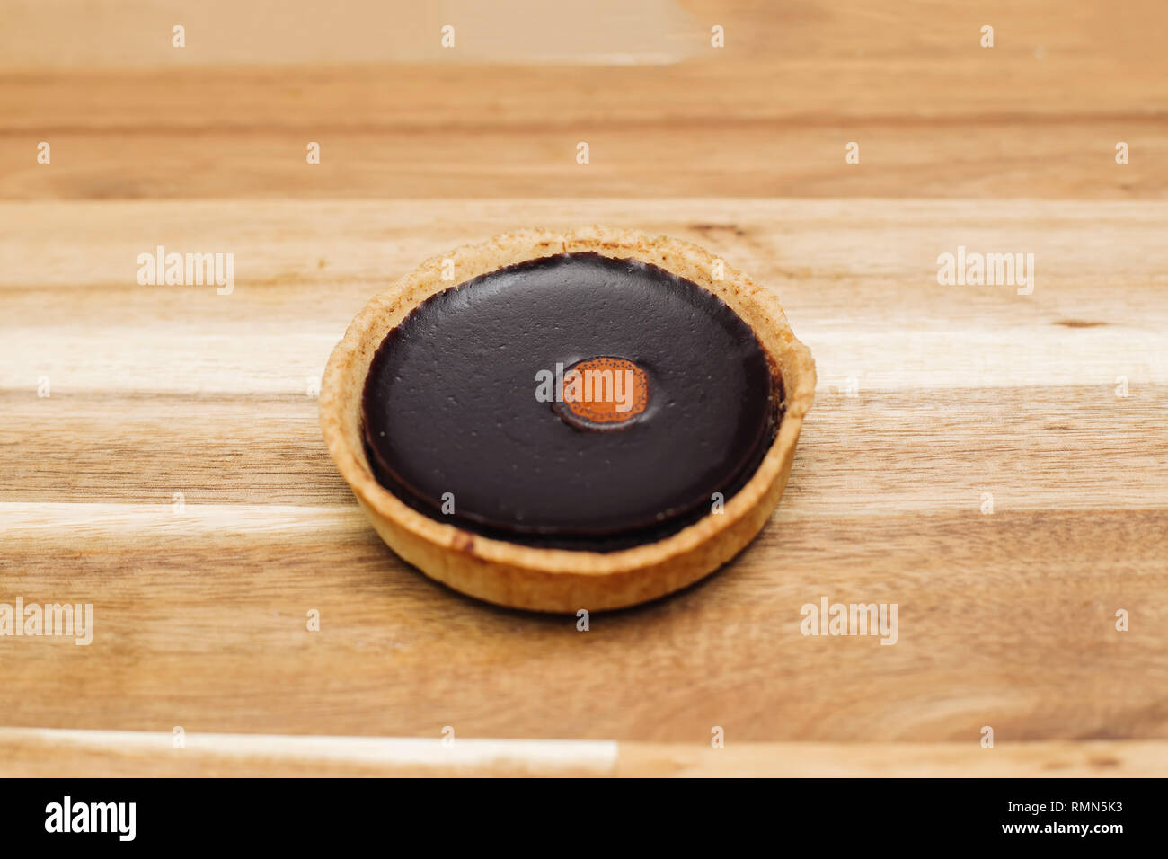 Dolce scuro fresca torta al cioccolato sul tavolo di legno Foto Stock