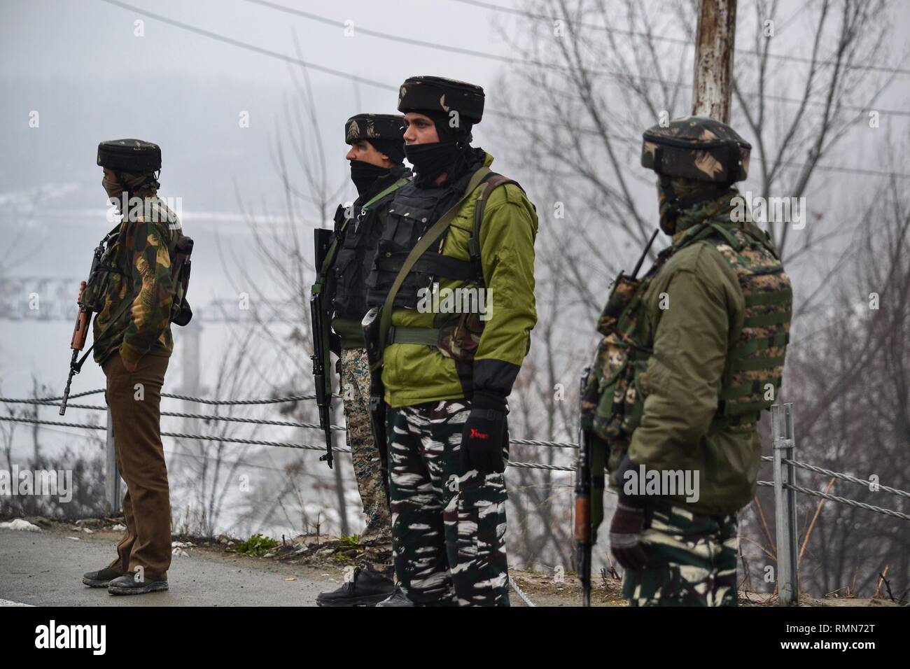 Di paramilitari troopers visto mantenendo la veglia vicino al sito di blast in Lethpora, a circa 28km da Srinagar, Indiano Kashmir amministrato. Almeno 49 soldati paramilitari sono stati uccisi in uno dei più letali attacchi militante in Kashmir quando un attentatore suicida speronato il suo esplosivo-laden auto in una riserva centrale forza di polizia (CRPF) convoglio. Jaish-e-Muhammad gruppo militante aveva rivendicato la responsabilità per l'attacco. Foto Stock