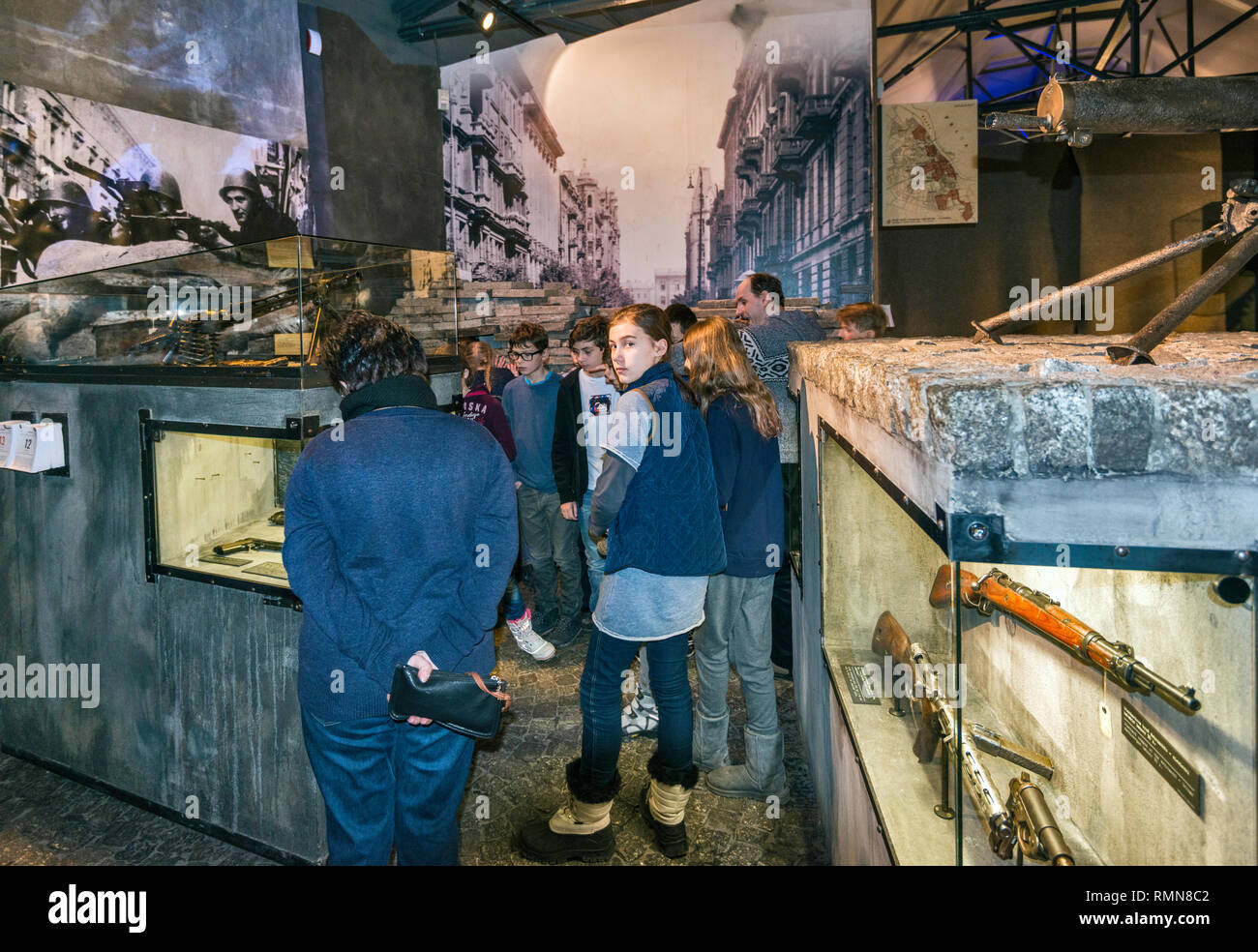 Giovani guardando visualizza a Varsavia il Museo dell'Insurrezione di Varsavia, Polonia Foto Stock