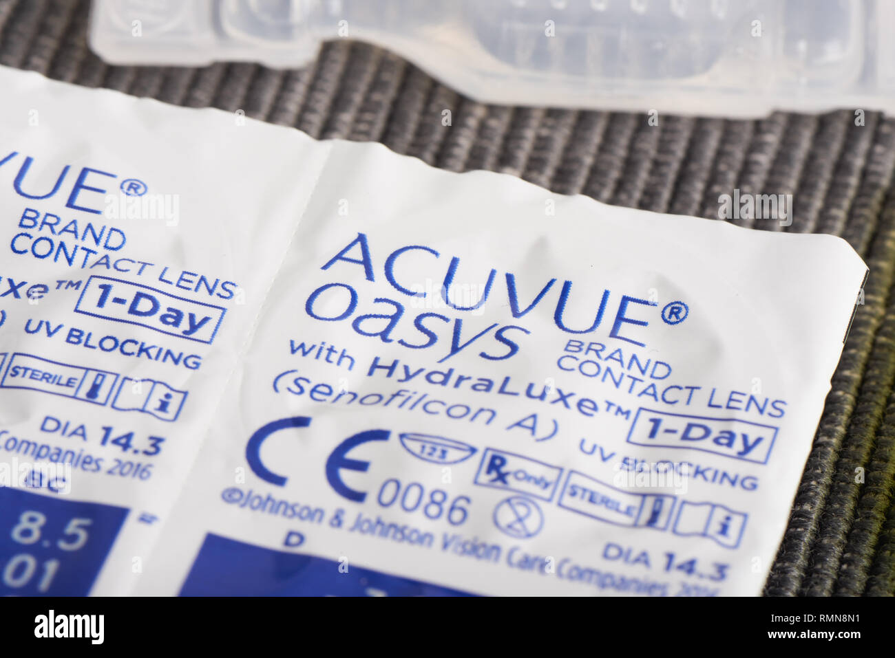 Gimpo, Corea del Sud - 6 Dicembre 2018: Johnson & Johnson Vision Care Acuvue Oasys lente a contatto, monouso giornaliera di idrogel di silicone rilasciato nel mese di luglio 2016. Foto Stock