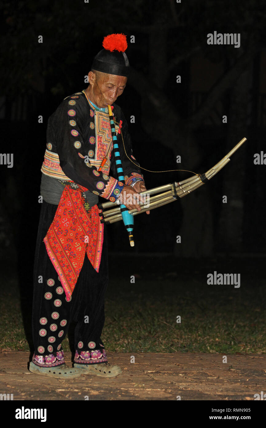 Tribesman Hmong giocando il Lusheng (a.k.a Lu Sheng, Qeej, Ghengx) Foto Stock