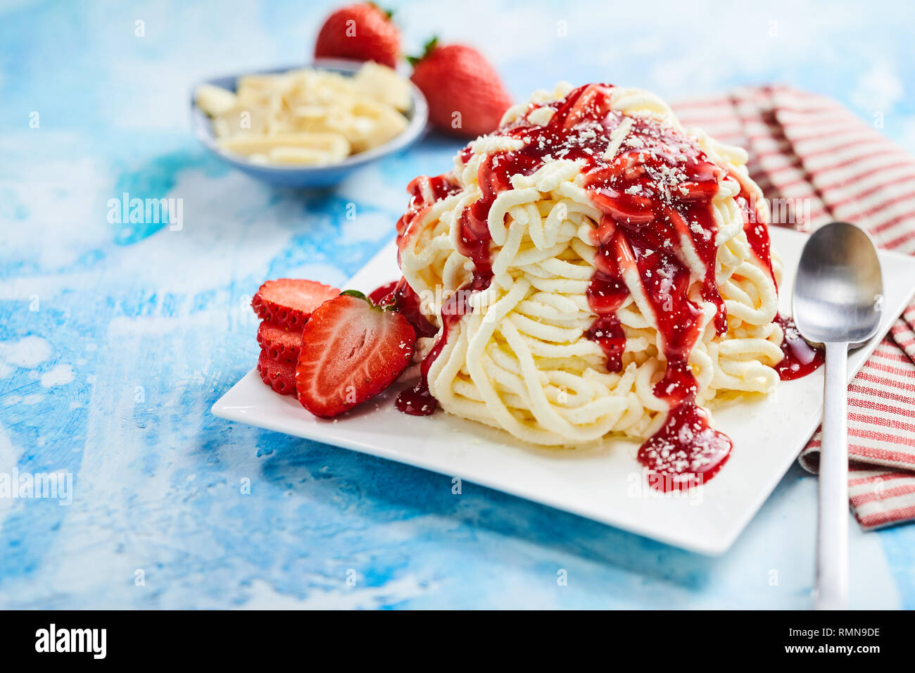 Spaghetti gelato dessert con fragola topping di frutta in vista ravvicinata Foto Stock
