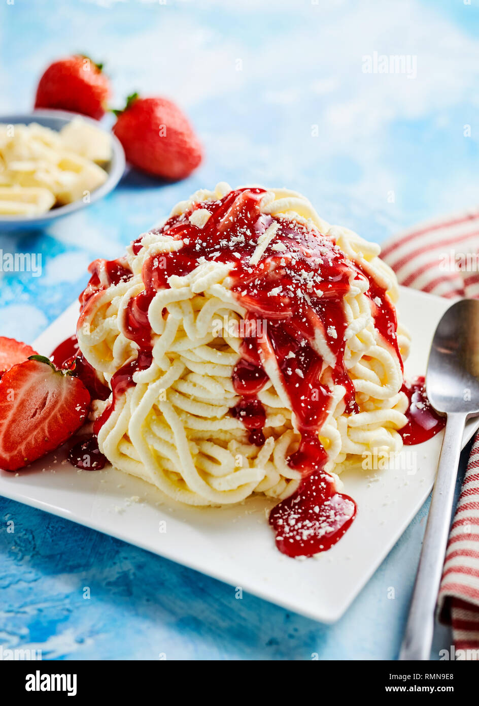 Spaghetti gelato dessert con topping di fragole in vista ravvicinata Foto Stock