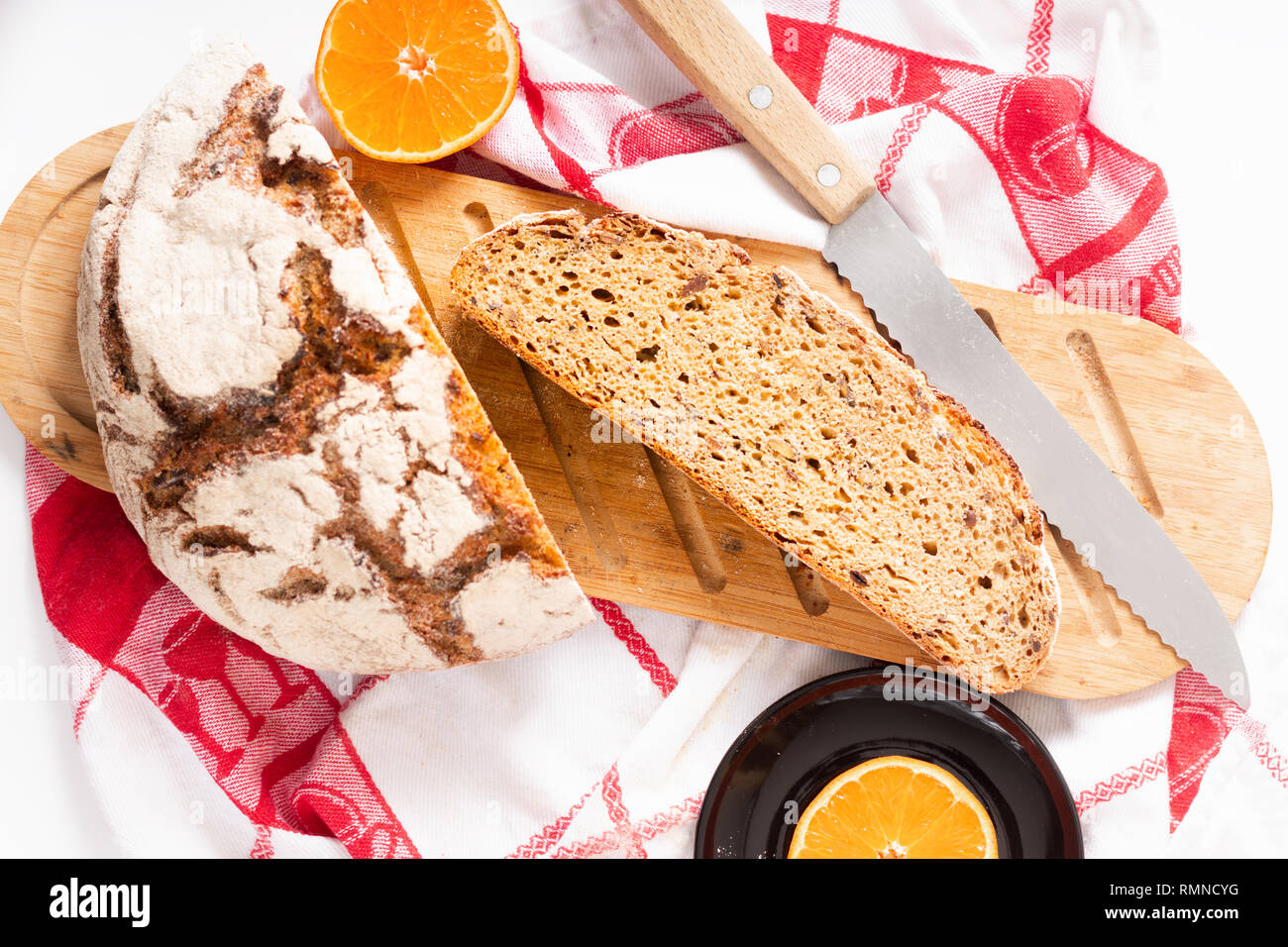 Concetto di cibo organico pasta madre francese fetta sul tagliere di legno Foto Stock