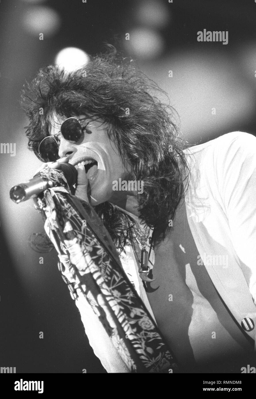 Cantante Steven Tyler della rock band Aerosmith è mostrato esibirsi sul palco durante un 'live' aspetto di concerto. Foto Stock