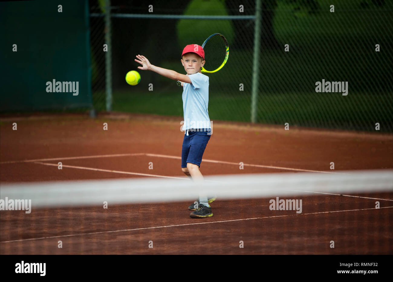 Ragazzo giocando a tennis Foto Stock