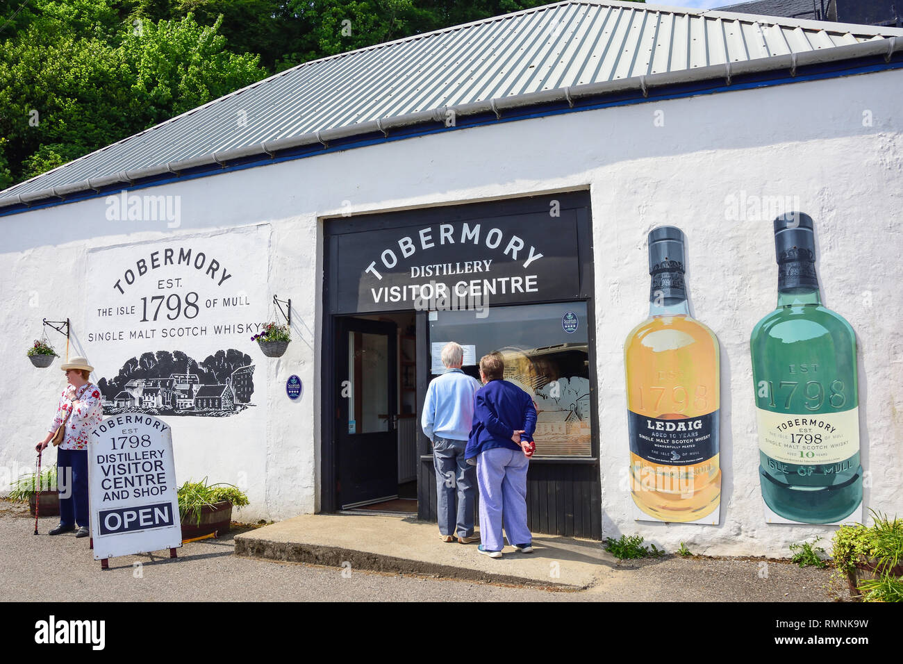 Ingresso al centro visitatori e al negozio della distilleria Tobermory, Ledaig, Tobermory, Isola di Mull, Ebridi interne, Argyll e Bute, Scozia, Regno Unito Foto Stock