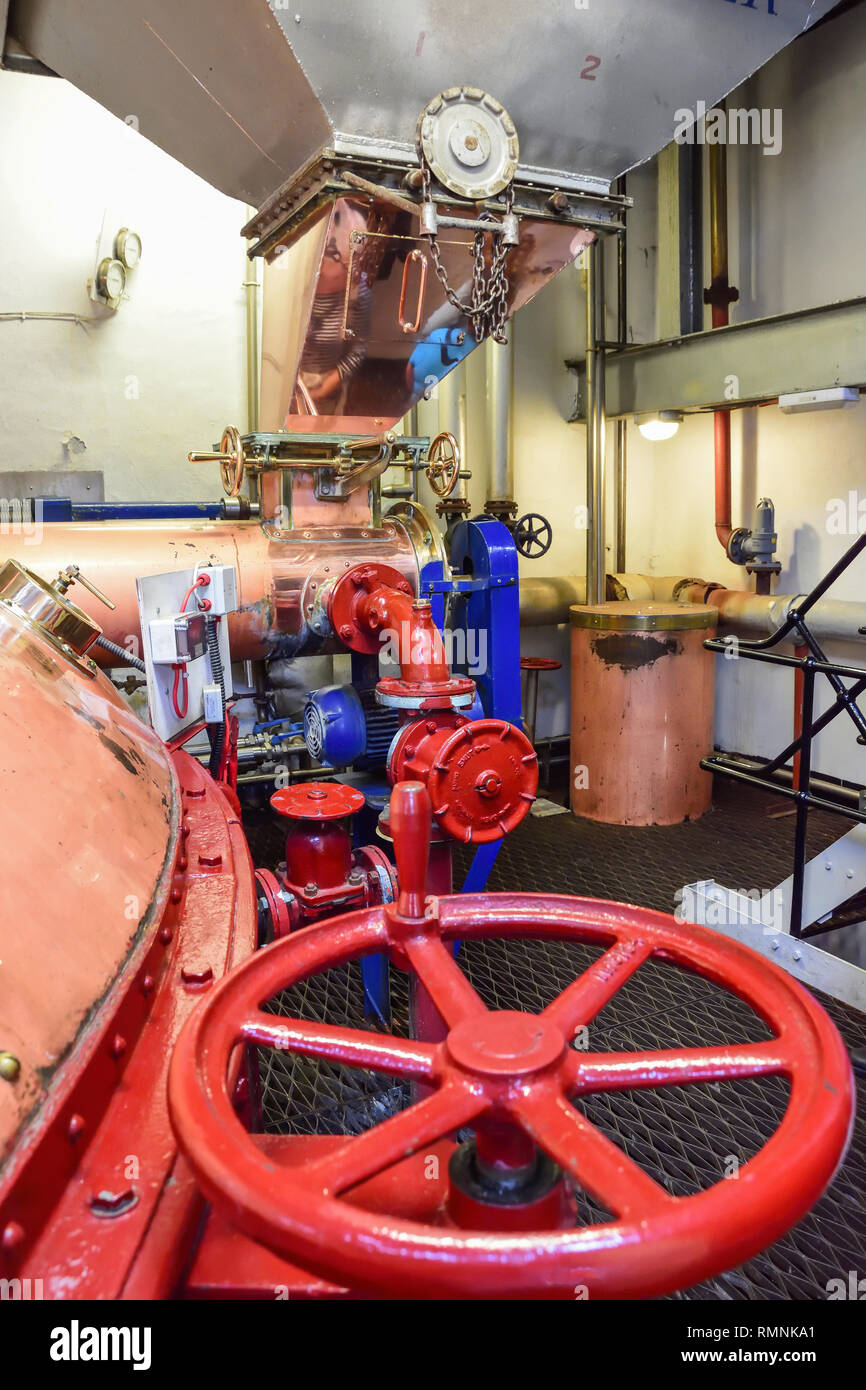 Cisterne tradizionali di distilleria nella distilleria Tobermory, Ledaig, Tobermory, Isola di Mull, Ebridi interne, Argyll e Bute, Scozia, Regno Unito Foto Stock
