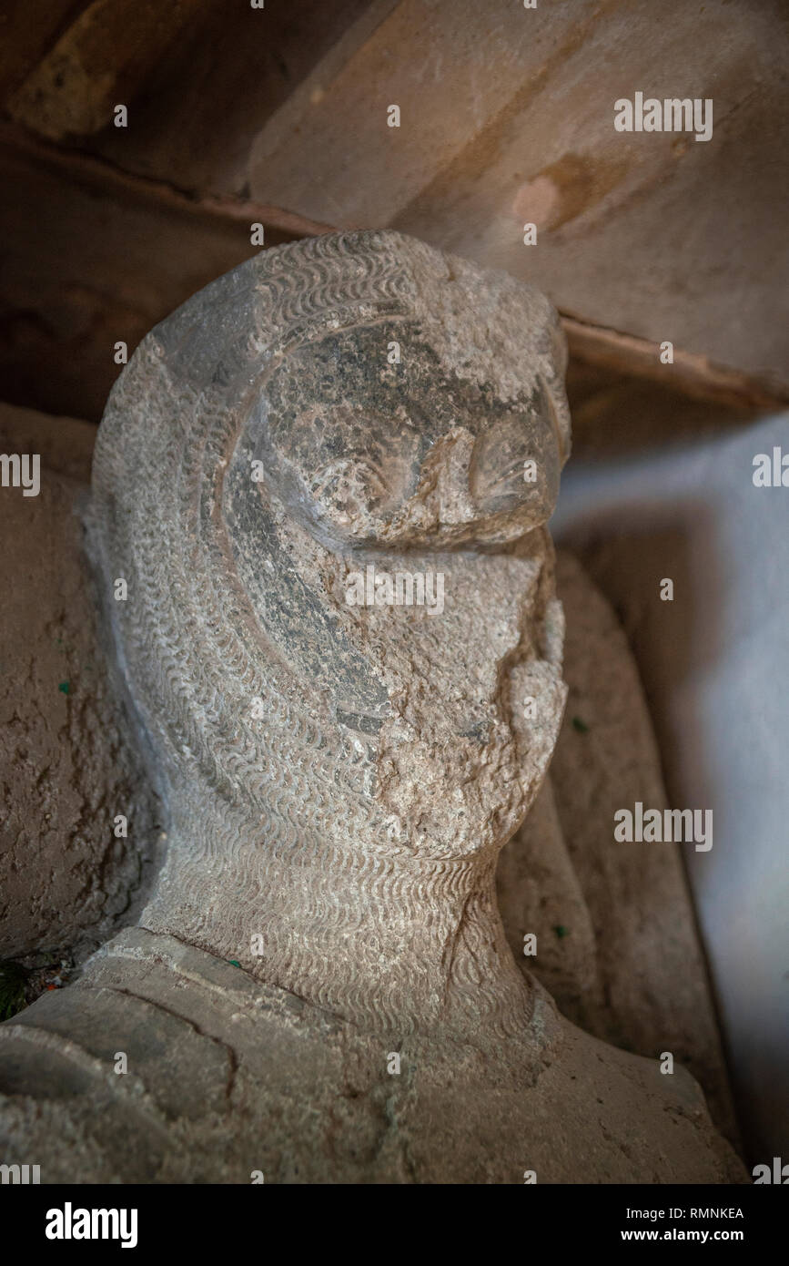 Un idolo di pietra di un Crusader presso la chiesa di Santa Maria a Sullington, West Sussex, Regno Unito Foto Stock