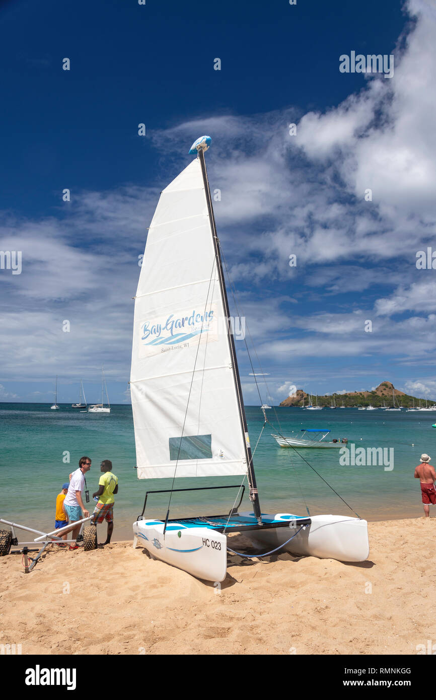 Catamarano sulla spiaggia, Reduit Beach, Rodney Bay, Gros Islet trimestre, Saint Lucia, Piccole Antille, dei Caraibi Foto Stock