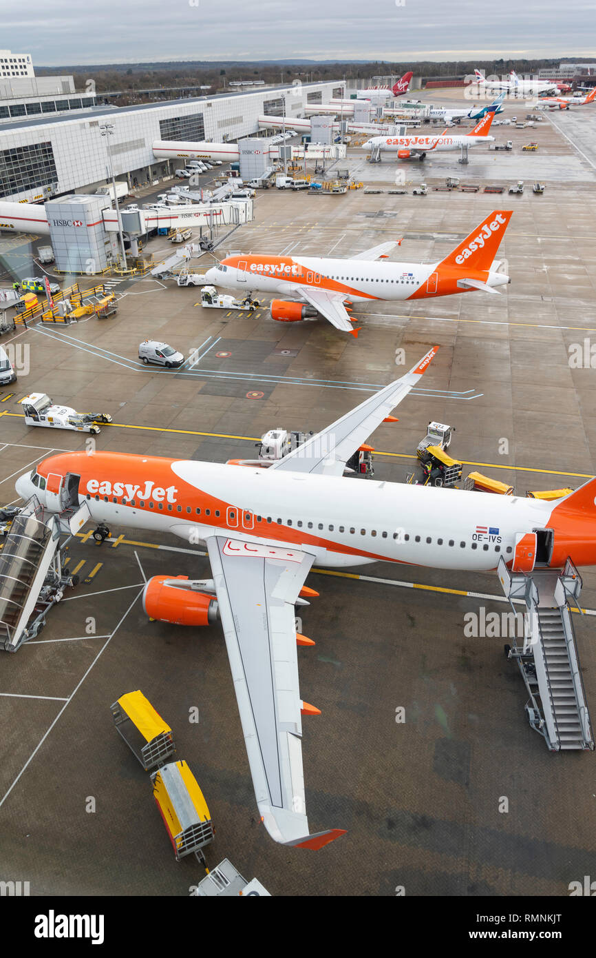 Aeromobili EasyJet su asfalto, Terminal Nord di Gatwick Crawley, West Sussex, in Inghilterra, Regno Unito Foto Stock
