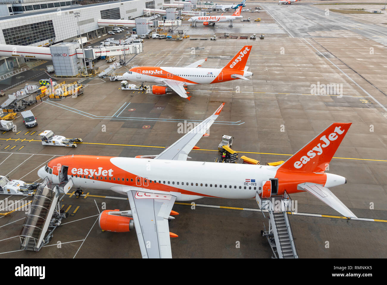 Aeromobili EasyJet su asfalto, Terminal Nord di Gatwick Crawley, West Sussex, in Inghilterra, Regno Unito Foto Stock