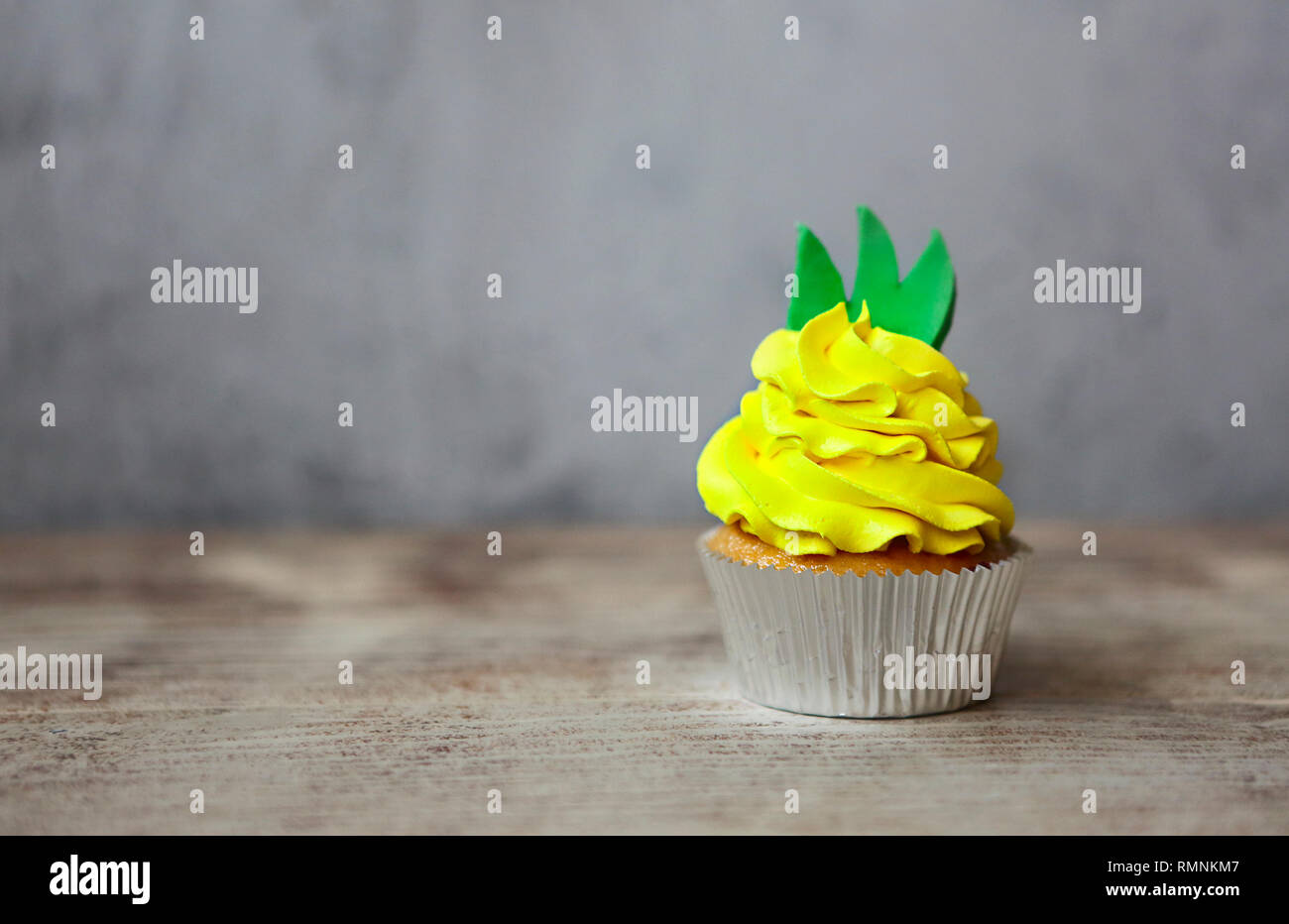 Raffreddare il dolce tortina nella forma di ananas. Dolci tropicali Foto Stock