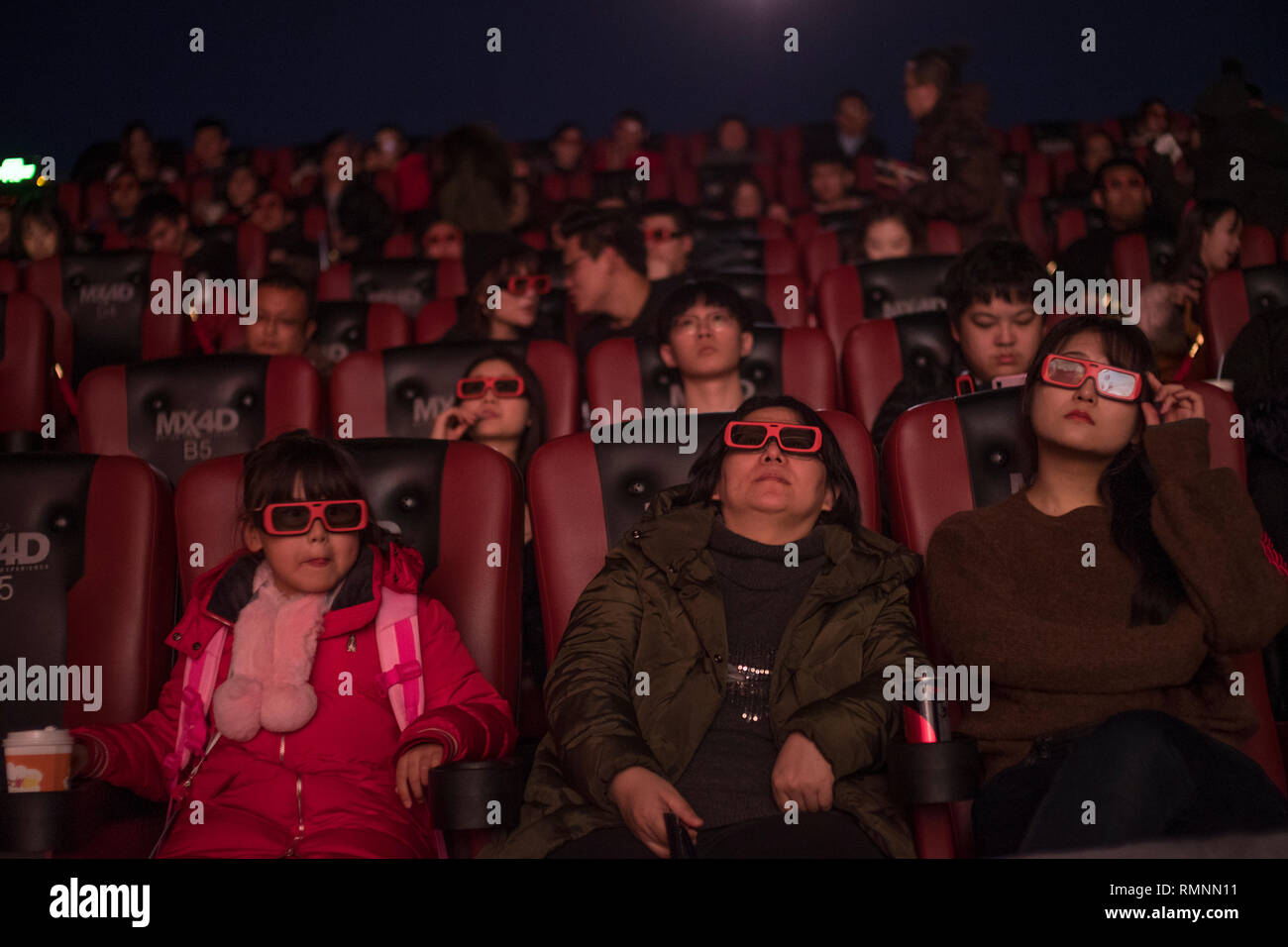 Pubblico guarda "vagabondaggio Terra", un Cinese sci-fi blockbuster in un teatro a Pechino in Cina. 14-Feb-2019 Foto Stock