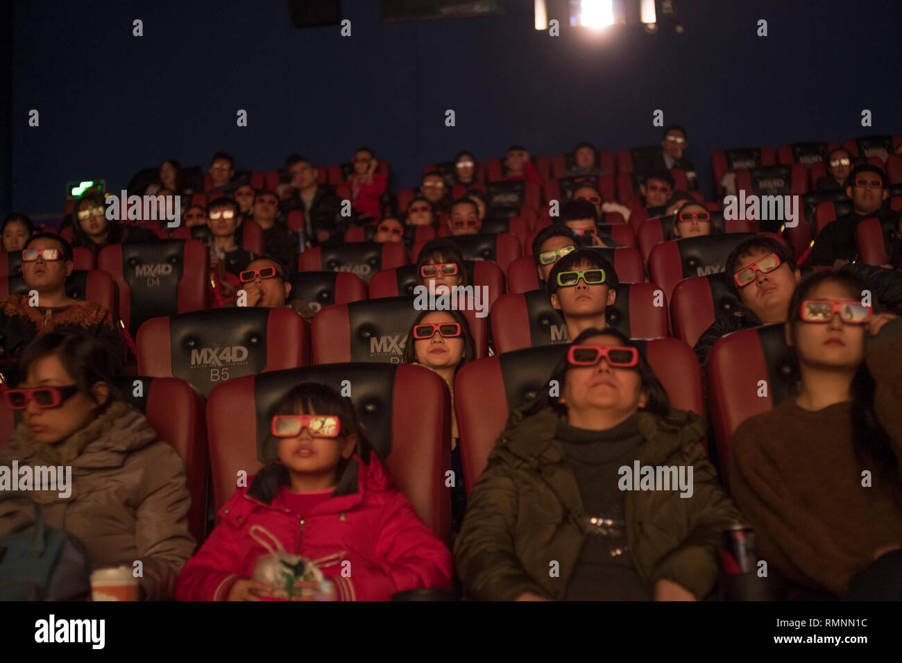Pubblico guarda "vagabondaggio Terra", un Cinese sci-fi blockbuster in un teatro a Pechino in Cina. 14-Feb-2019 Foto Stock