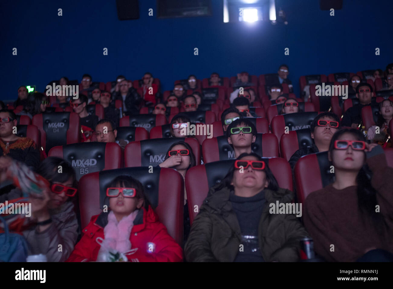 Pubblico guarda "vagabondaggio Terra", un Cinese sci-fi blockbuster in un teatro a Pechino in Cina. 14-Feb-2019 Foto Stock