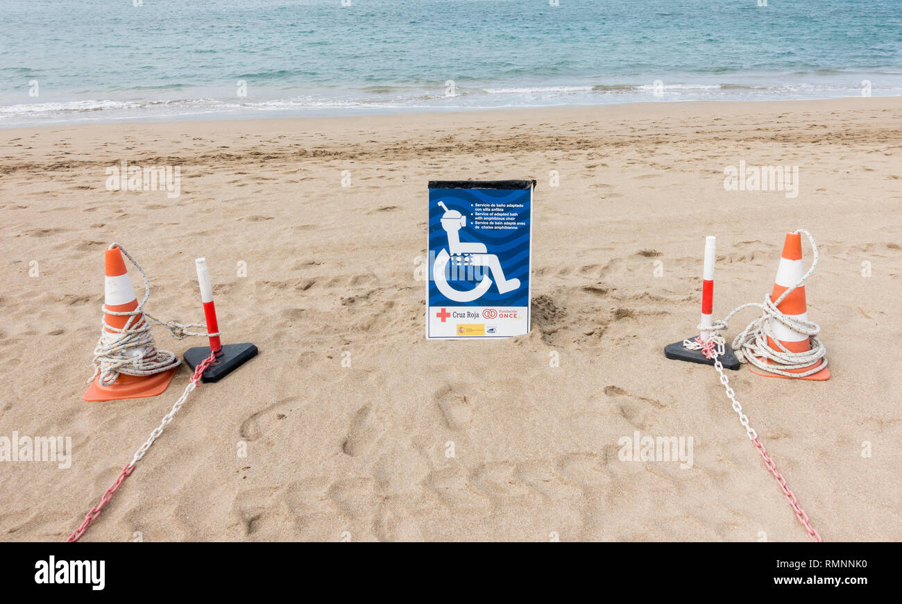 Area di spiaggia in Spagna sono riservati per la plastica galleggiante di accesso per sedia a rotelle. Sedia a rotelle è fornita dal servizio di salvataggio. Foto Stock