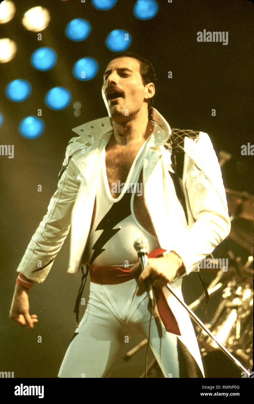 Cantante, compositore, pianista, il chitarrista Freddie Mercury della rock band Queen è mostrato il palcoscenico a 'Rock in Rio 1' indietro nel 1985. Foto Stock
