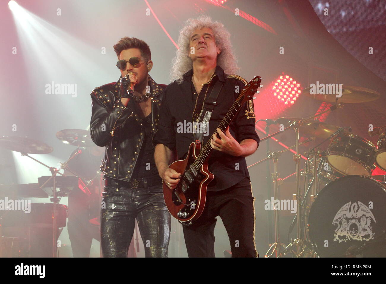 Il cantante Adam Lambert e il chitarrista Brian May della rock band Queen sono mostrati esibirsi sul palco durante un 'live' aspetto di concerto. Foto Stock