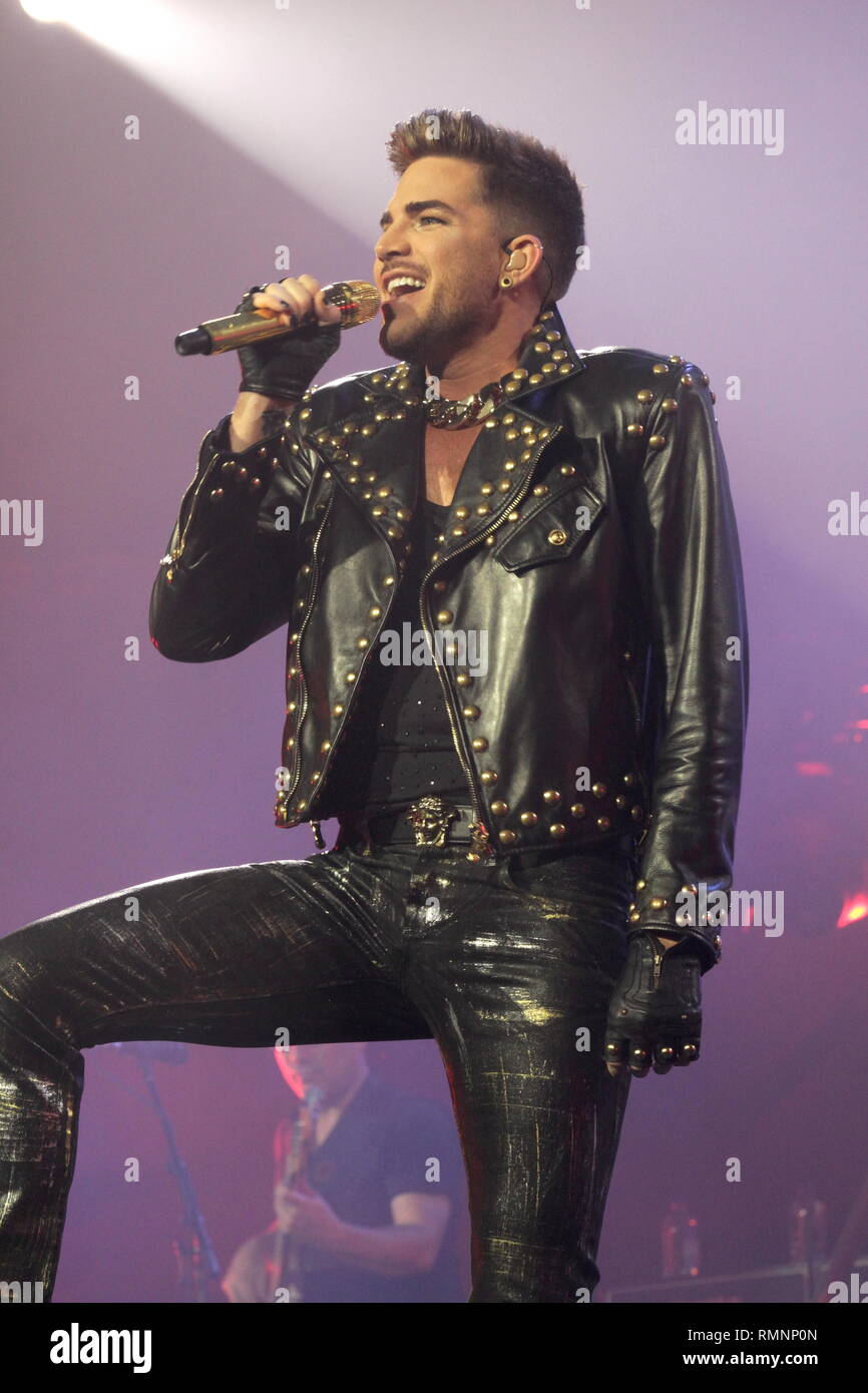 Il cantante Adam Lambert della rock band Queen è mostrato esibirsi sul palco durante un 'live' aspetto di concerto. Foto Stock