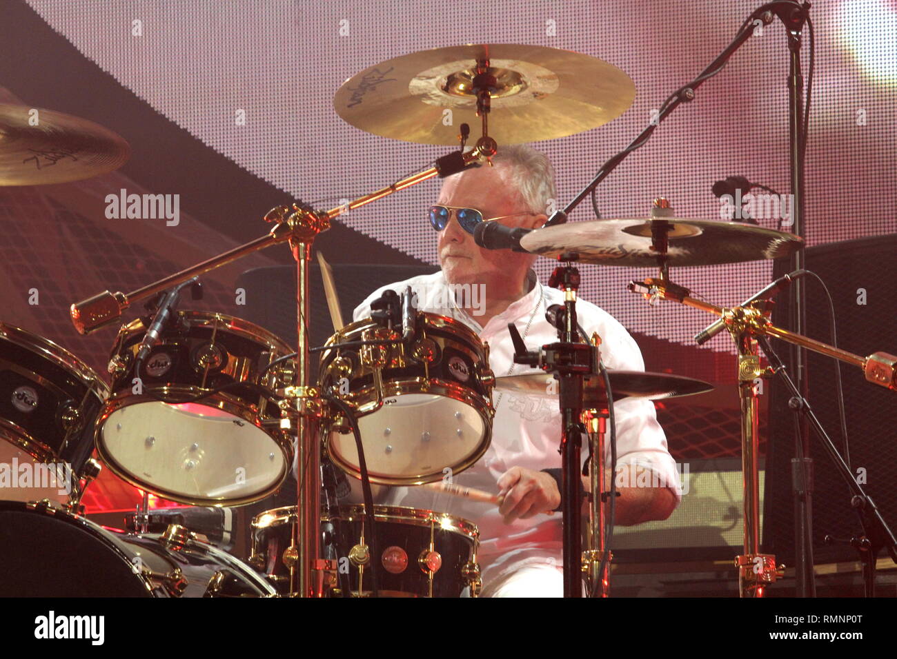 Il batterista e cantante Roger Taylor della rock band Queen è mostrato esibirsi sul palco durante un 'live' aspetto di concerto. Foto Stock