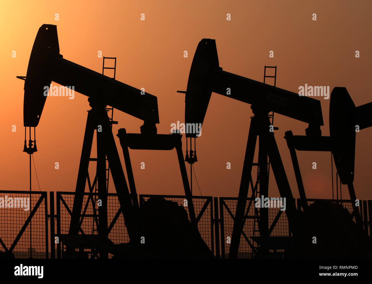 Pompe olio lavoro nel deserto campi olio di Sakhir, Bahrain. (Foto/Hasan Jamali) Foto Stock