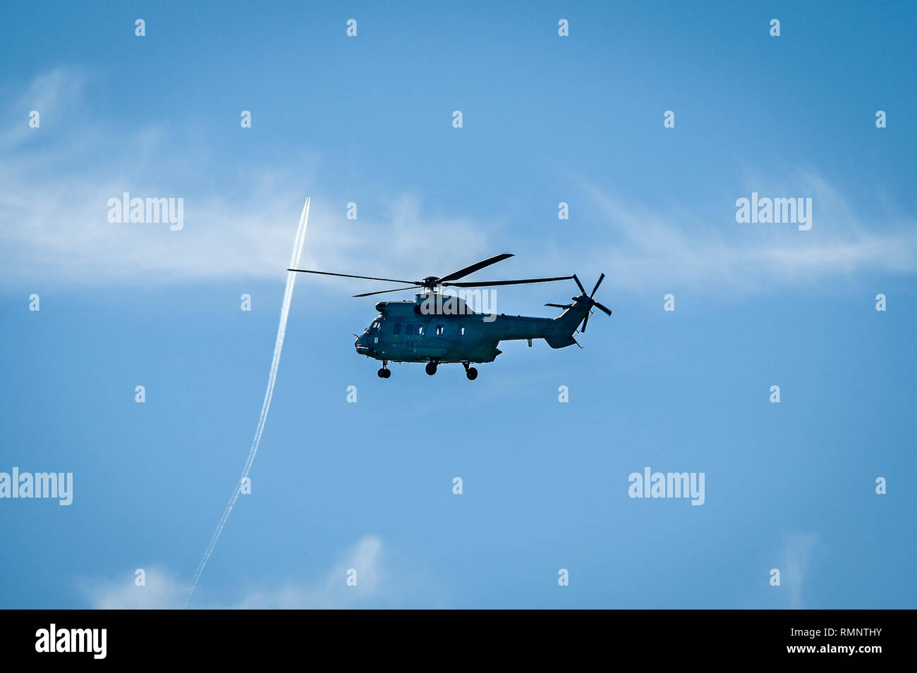 Elicottero esercito spagnolo volare nel cielo blu Foto Stock