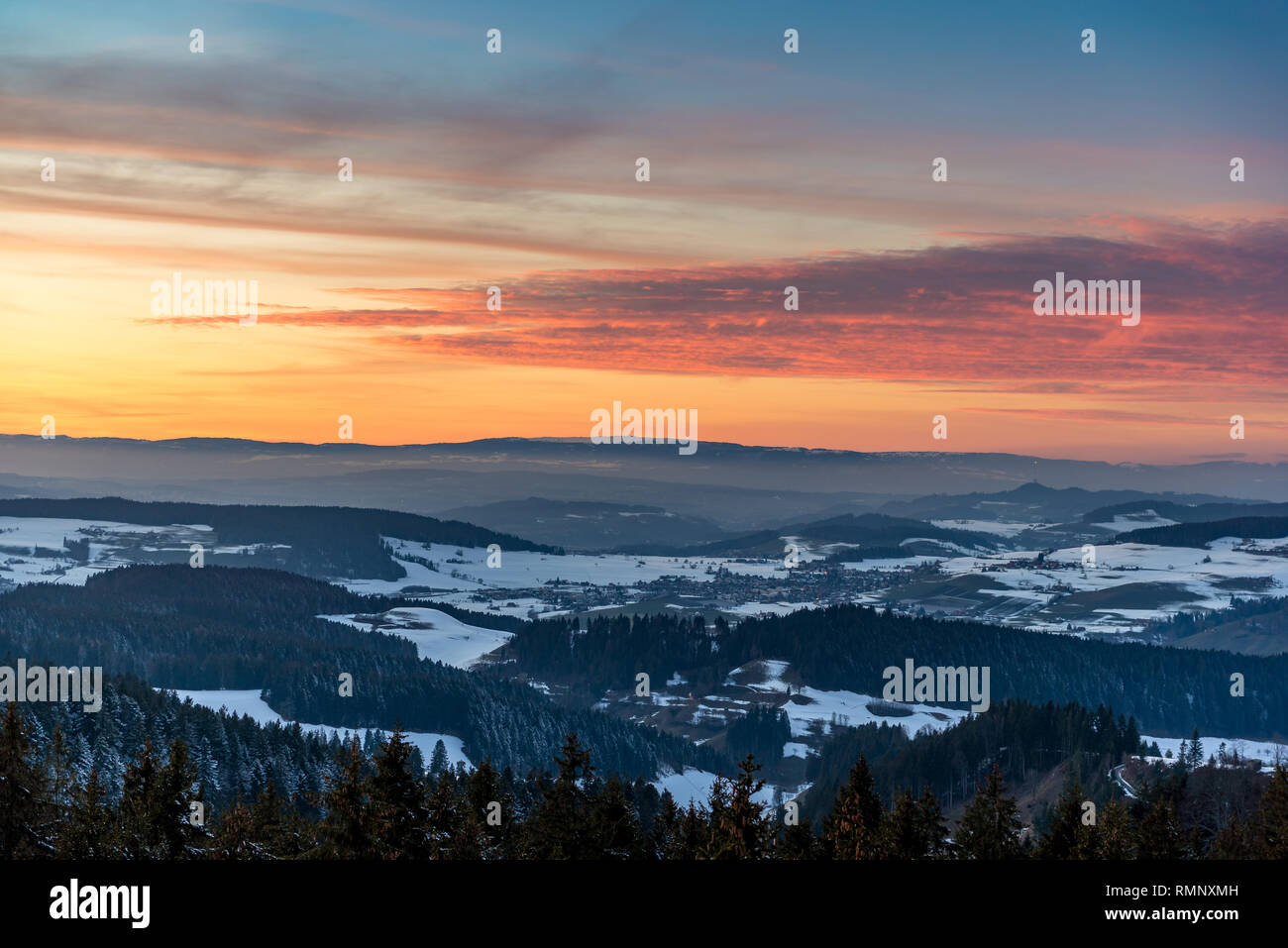 Tramonto in inverno nelle Alpi bernesi Foto Stock