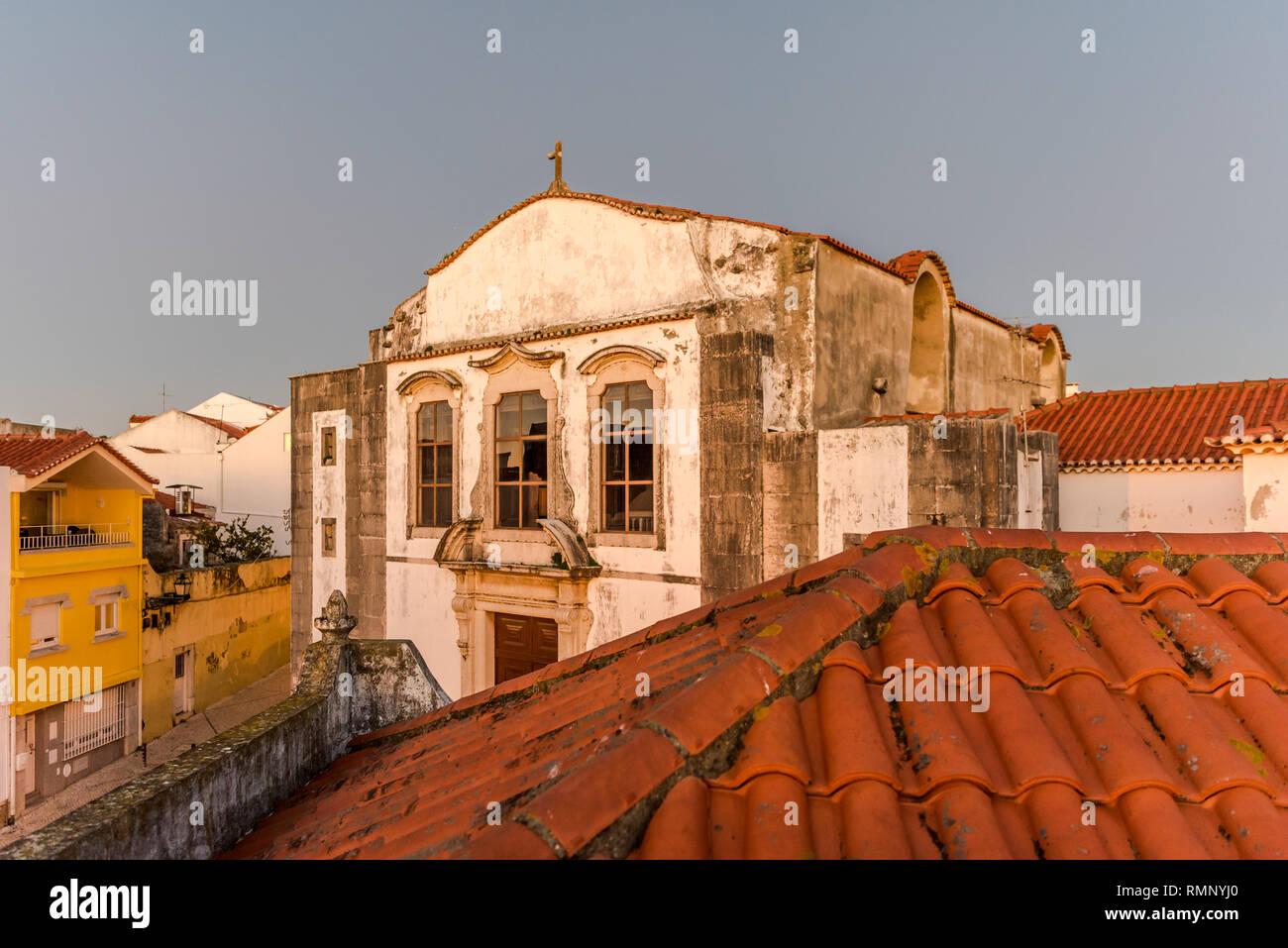 Imponente vuoto fatiscente ex cappella edificio in centro città in piazza della città vecchia di Cascais per Lisbona Foto Stock